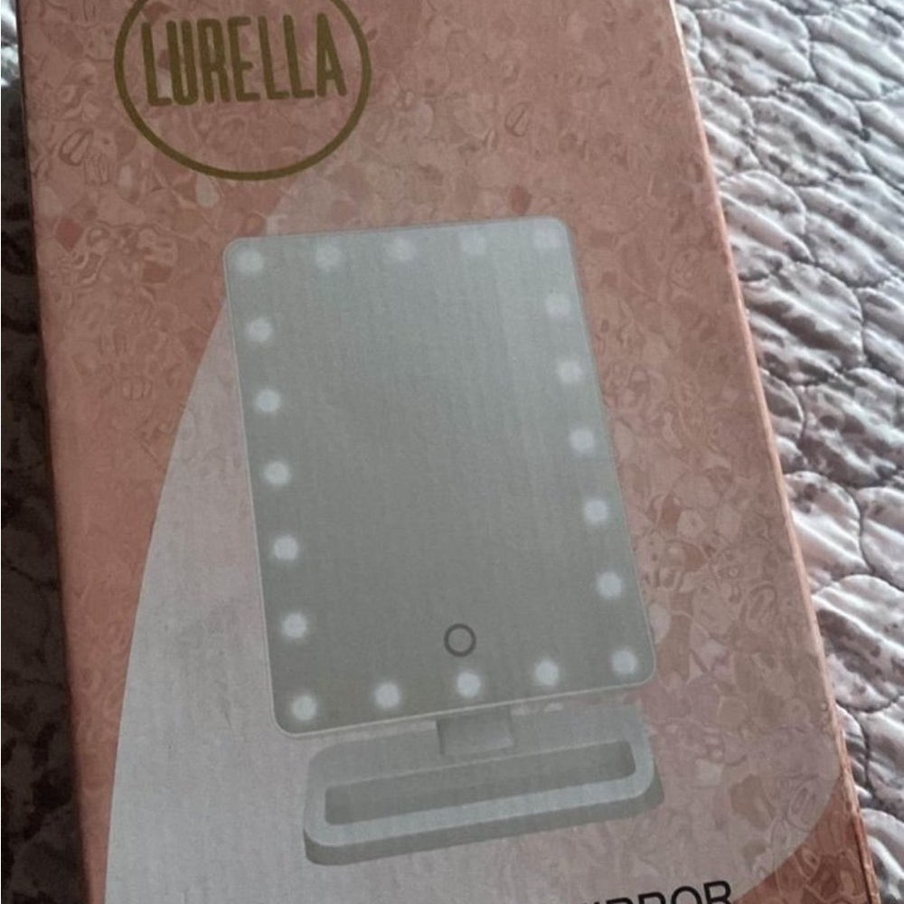 Lúrella lighted mirror. Not used. Don’t use it. Needs to go